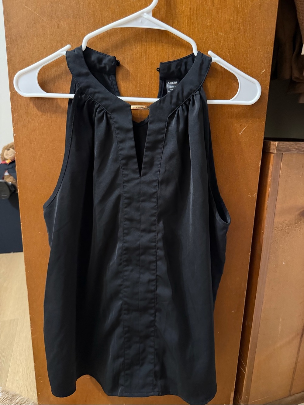 SHEIN Black Notch-Halter Sleeveless Top